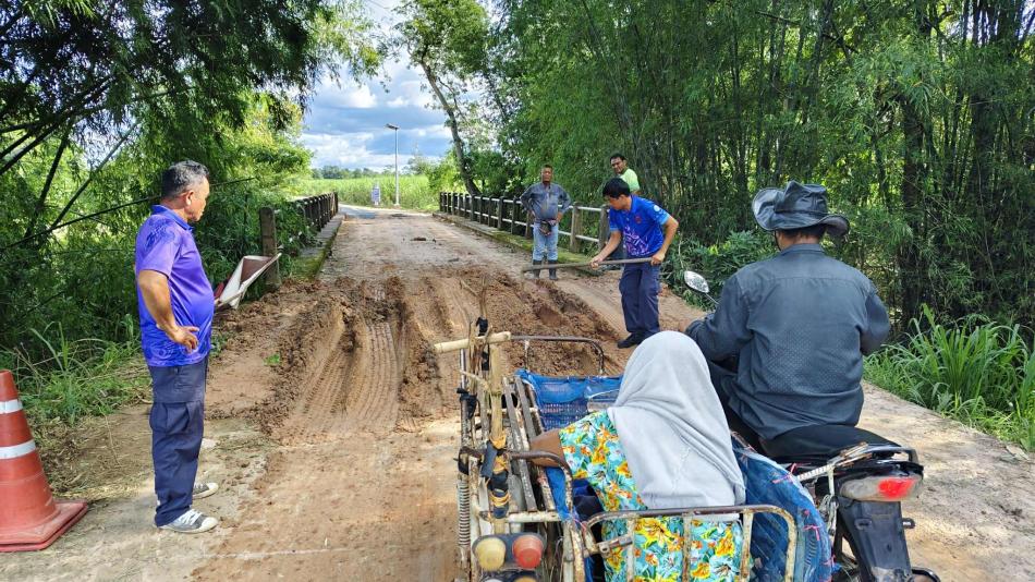 เเจ้งข่าว เนื่องจากถนนส้นทาง จากบ้านโนนยาง – บ้านโป่ง คอสะพานชำรุดเสียหาย ขณะนี้ได้ดำเนินการซ่อมแซม สามารถสัญจรได้เบื้องต้น มอเตอร์ไซค์ รถกระบะ ผ่านได้ แต่ รถเก๋ง รถบรรทุก ควรใช้เส้นทางอื่นไปก่อน