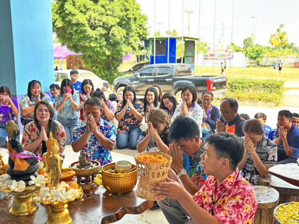 สืบสานวัฒนธรรมประเพณีสงกรานต์ สรงน้ำพระ ขอพรผู้บริหาร หัวหน้าส่วนราชการ พนักงานส่วนตำบล อยู่เย็นเป็นสุข ร่มเย็นตลอดทั้งปีตลอดไป  สวัสดีปีใหม่ไทย ๒๕๖๙